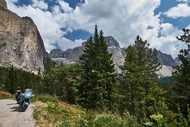 Giro dei passi dolomitici in moto attorno al Gruppo del Sella