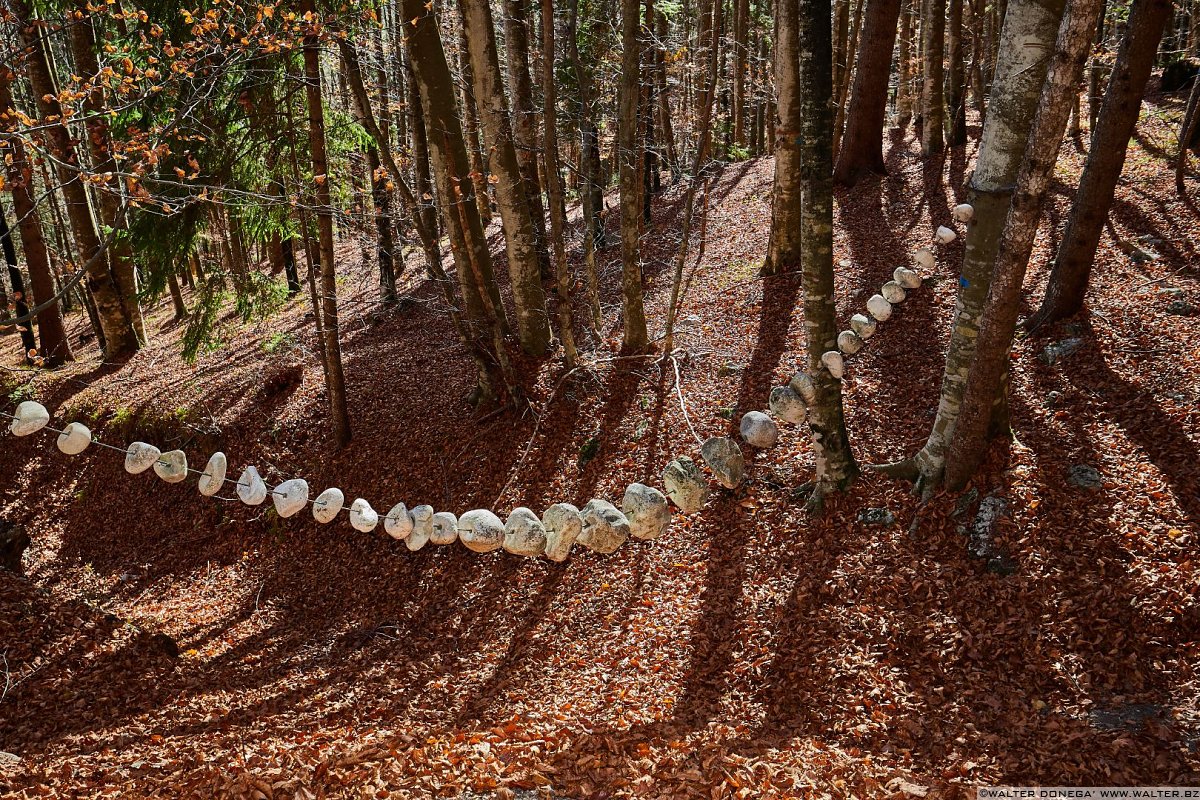 Una collana di Flora Viale, 1998 Arte Sella l'arte contemporanea nella natura