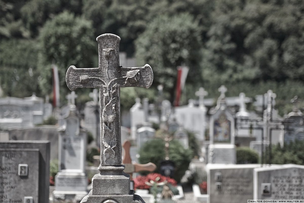 Ladri in azione al cimitero rubati i lumini elettrici - Bolzano - Alto Adige