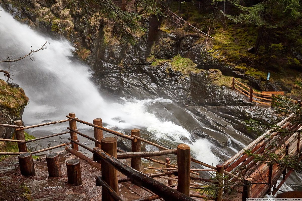 Impossibile passare senza bagnarsi Escursione alle cascate di Barbiano