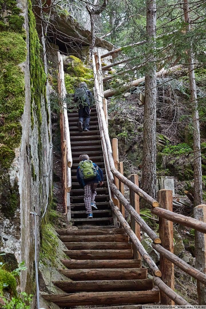 Un altro ripido passaggio con una scalinata in legno Escursione alle cascate di Barbiano