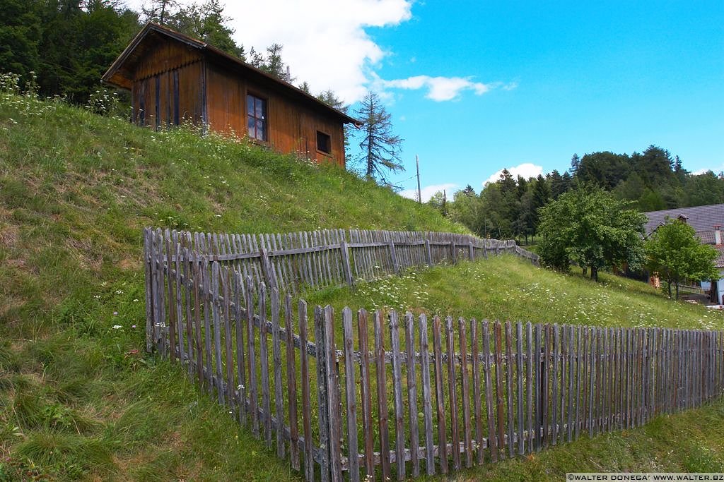 Costalovara Wolfsgruben - 03 Lago di Costalovara Wolfsgrubensee e  Museo delle api