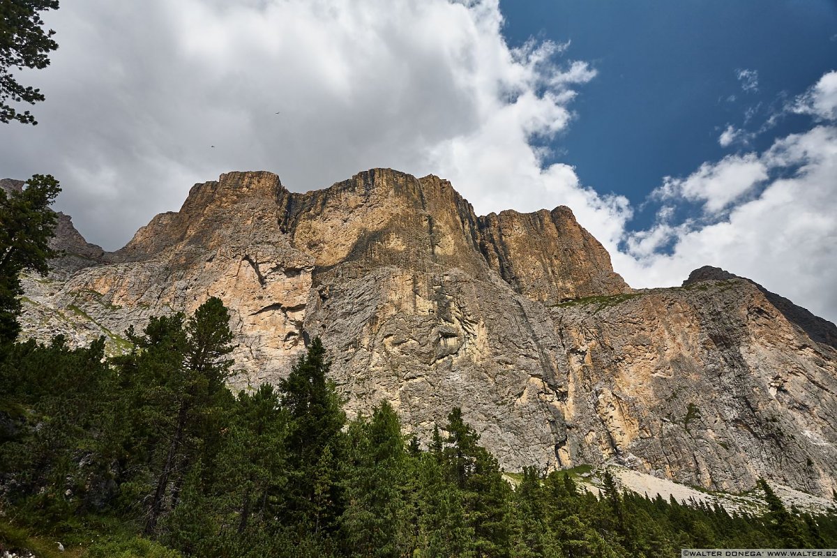 Verso il Passo Sella Giro dei passi dolomitici in moto attorno al Gruppo del Sella