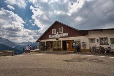 Giro dei passi dolomitici in moto attorno al Gruppo del Sella