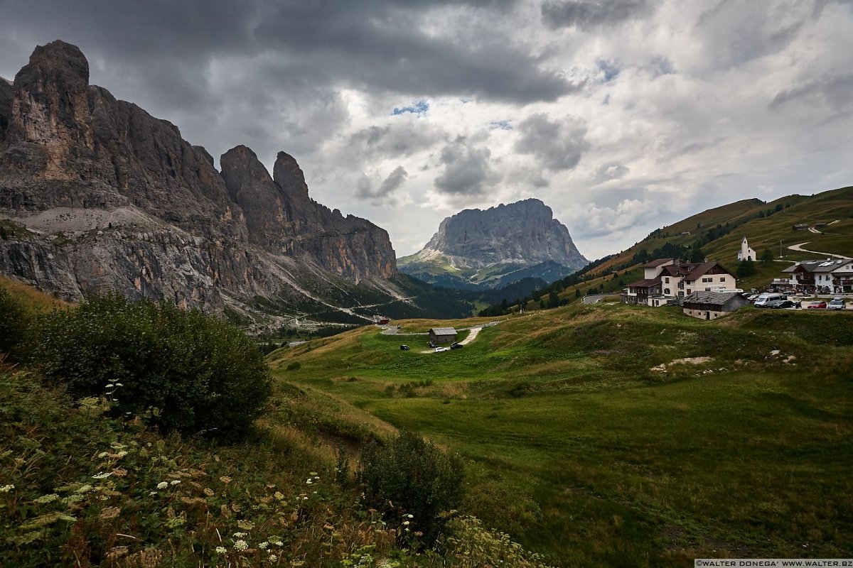 Sassopiatto Giro dei passi dolomitici in moto attorno al Gruppo del Sella