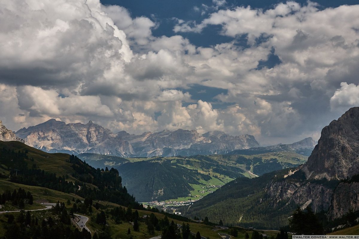 Dal Passo Pordoi vista su Conturines, Lagazuoi e Tofane. Giro dei passi dolomitici in moto attorno al Gruppo del Sella