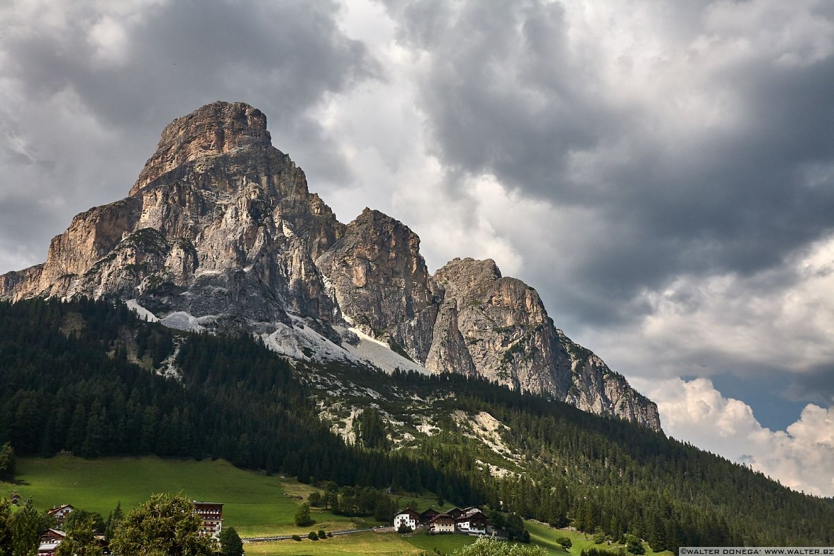 Sassongher Giro dei passi dolomitici in moto attorno al Gruppo del Sella