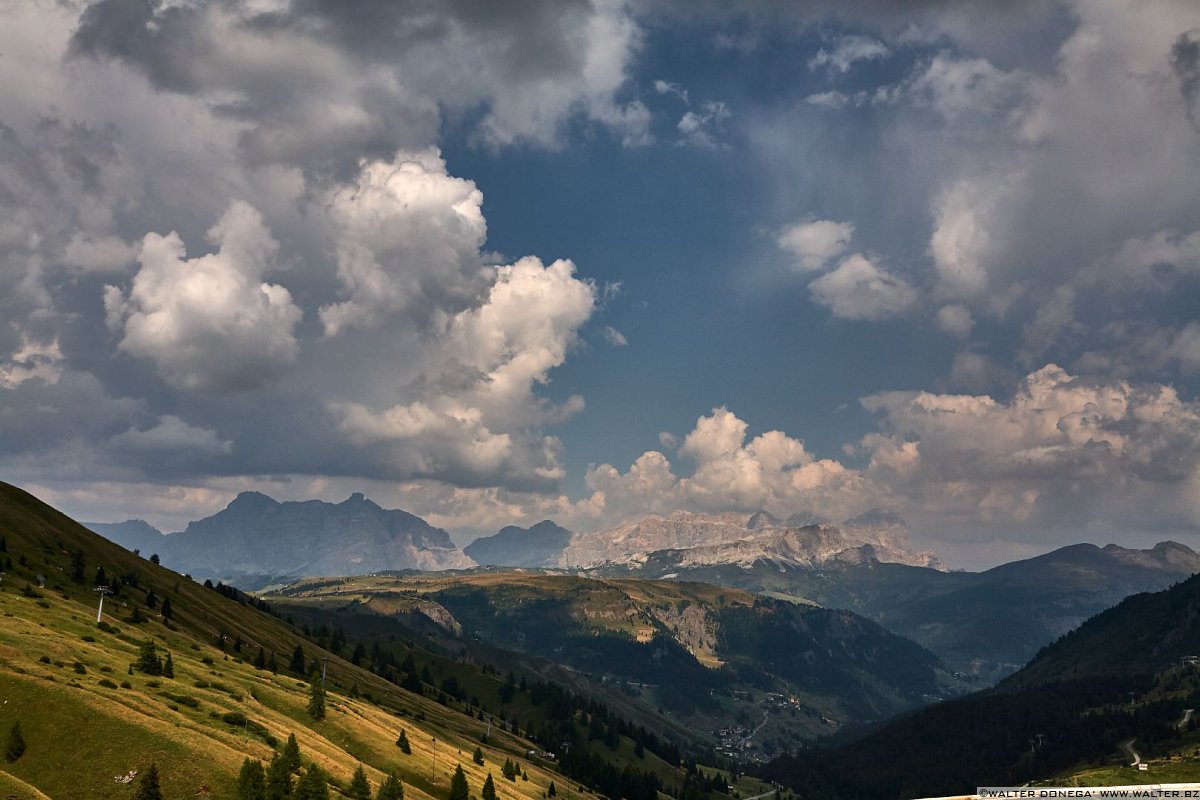 Dal Passo Pordoi vista su Conturines, Lagazuoi e Tofane. Giro dei passi dolomitici in moto attorno al Gruppo del Sella