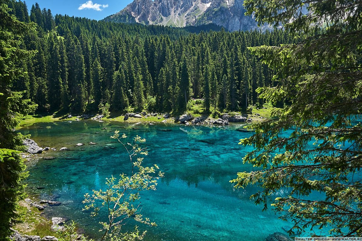 Il Lago di Carezza e sullo sfondo il massiccio Dolomitico del Latemar Lago di Carezza in primavera