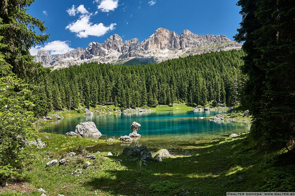 Il massiccio dolomitico del Rosengarten Catinaccio Lago di Carezza in primavera