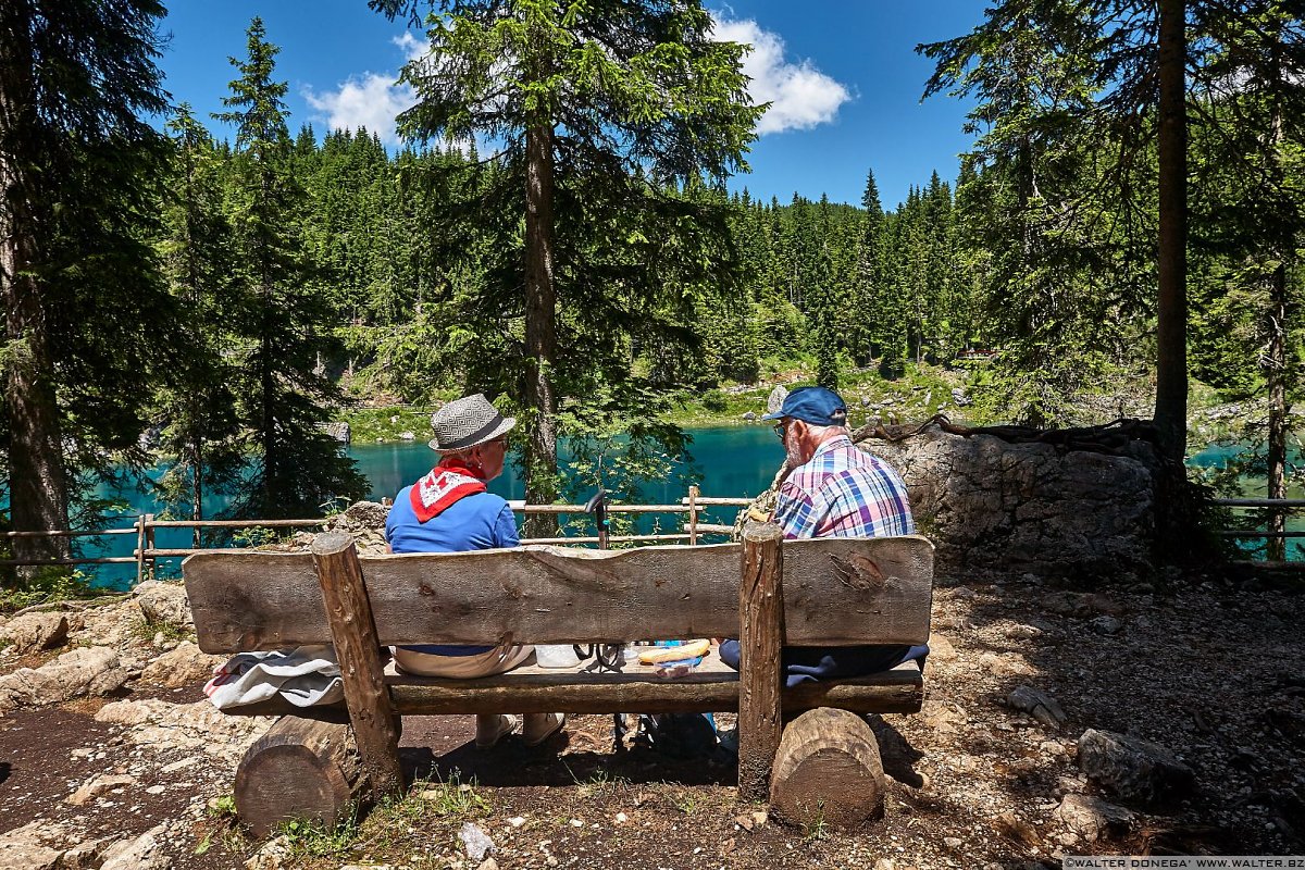 Merenda sul lago Lago di Carezza in primavera