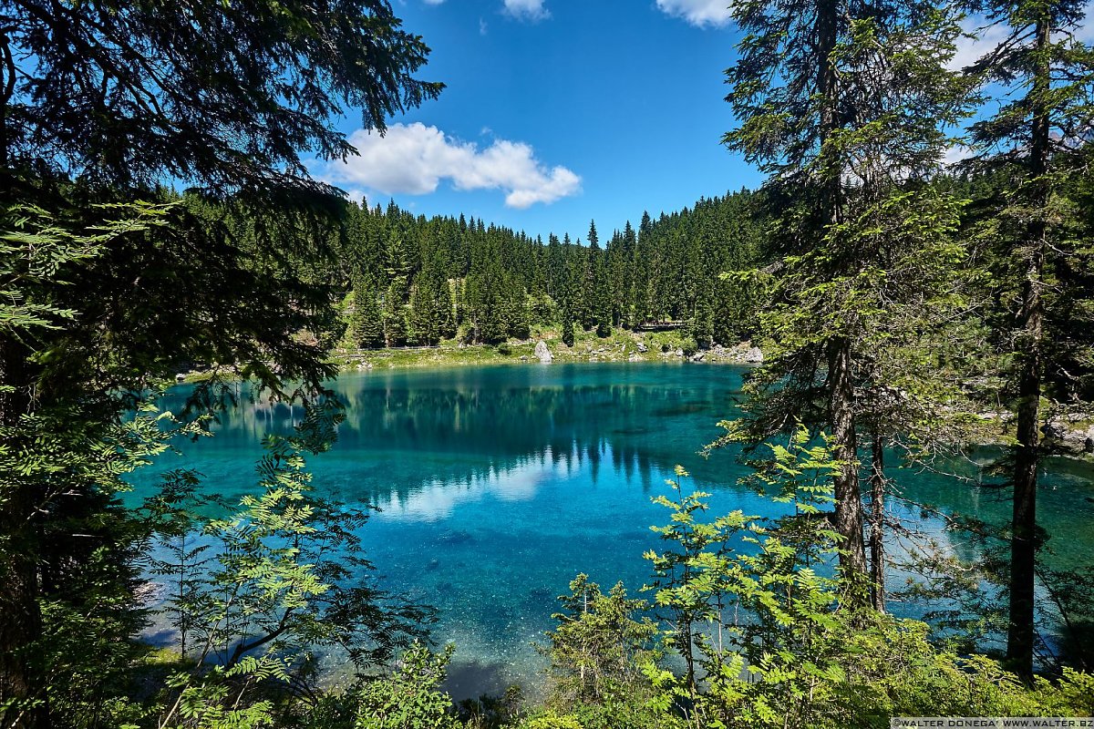 Qualche scorcio insolito del lago Lago di Carezza in primavera