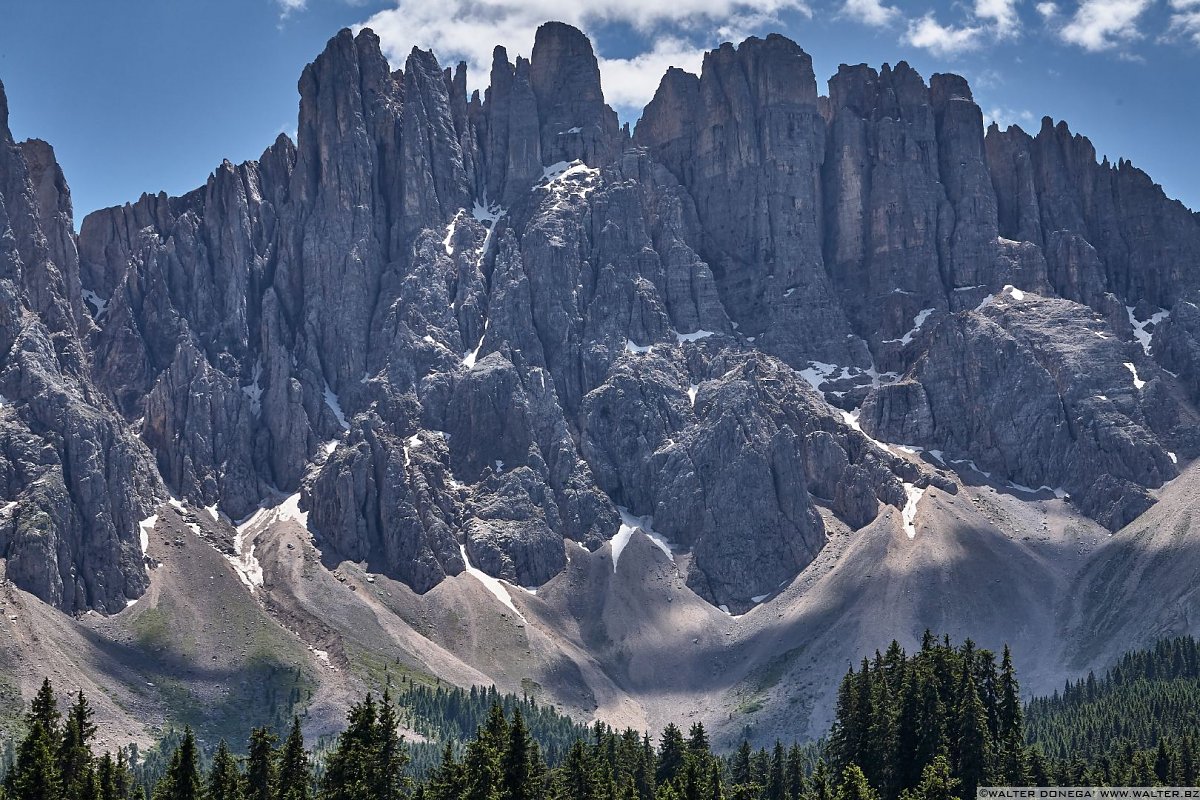 Il Latemar Dolomiti Lago di Carezza in primavera