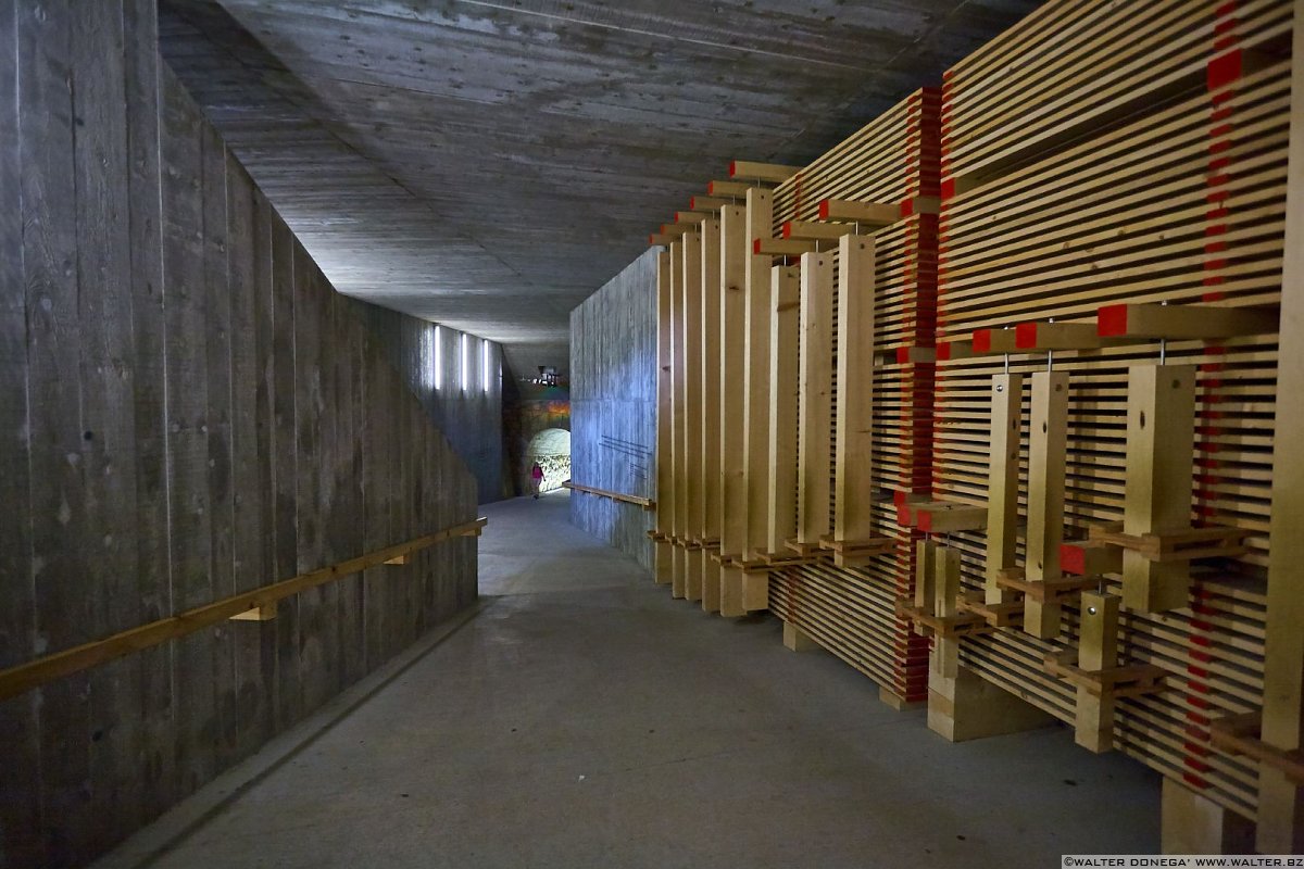 La galleria di accesso dal parcheggio al lago Lago di Carezza in primavera