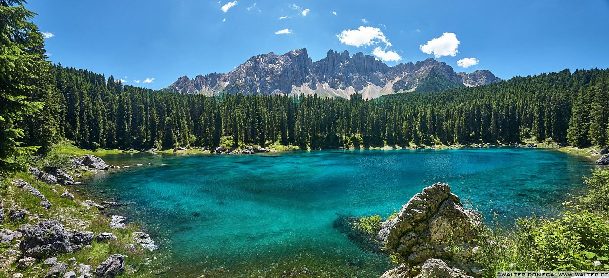 Panoramica del lago di Carezza Lago di Carezza in primavera