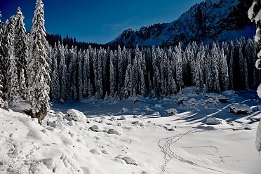 Lago di Carezza e passo Costalunga in mezzo alla neve