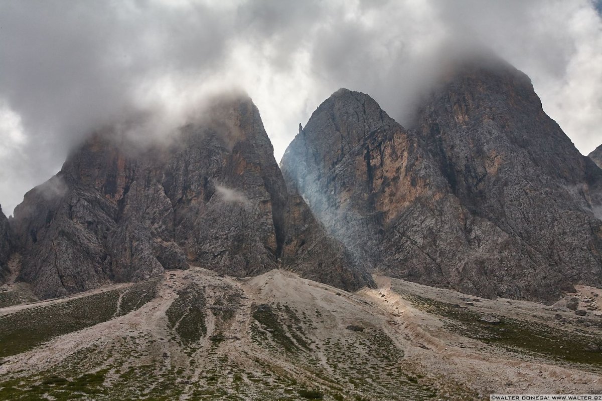 Il sole fa capolino attraverso le cime delle Odle Escursione a Malga Casnago sul sentiero delle Odle