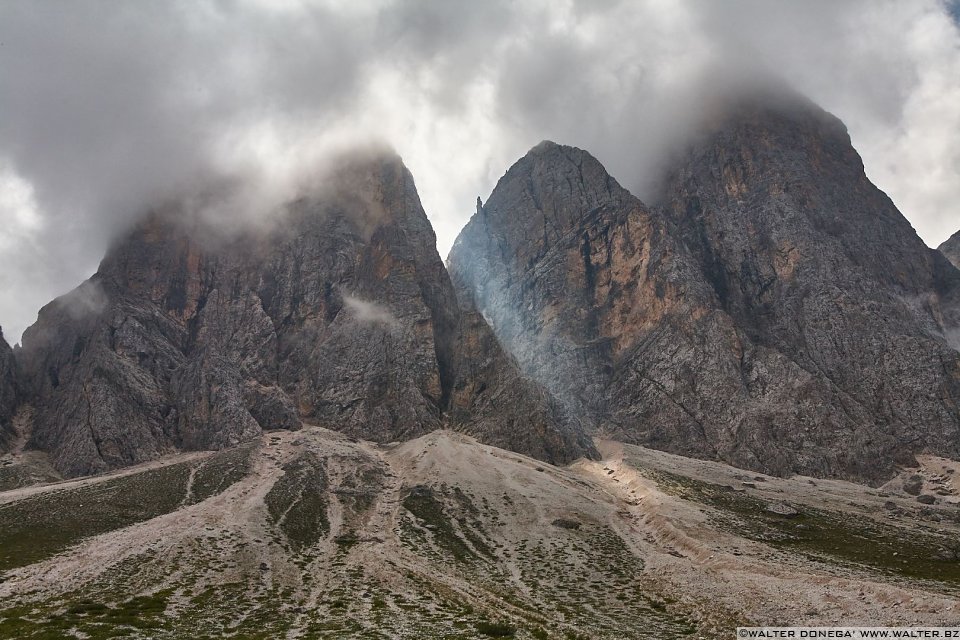 Il sole fa capolino attraverso le cime delle Odle Escursione a Malga Casnago sul sentiero delle Odle