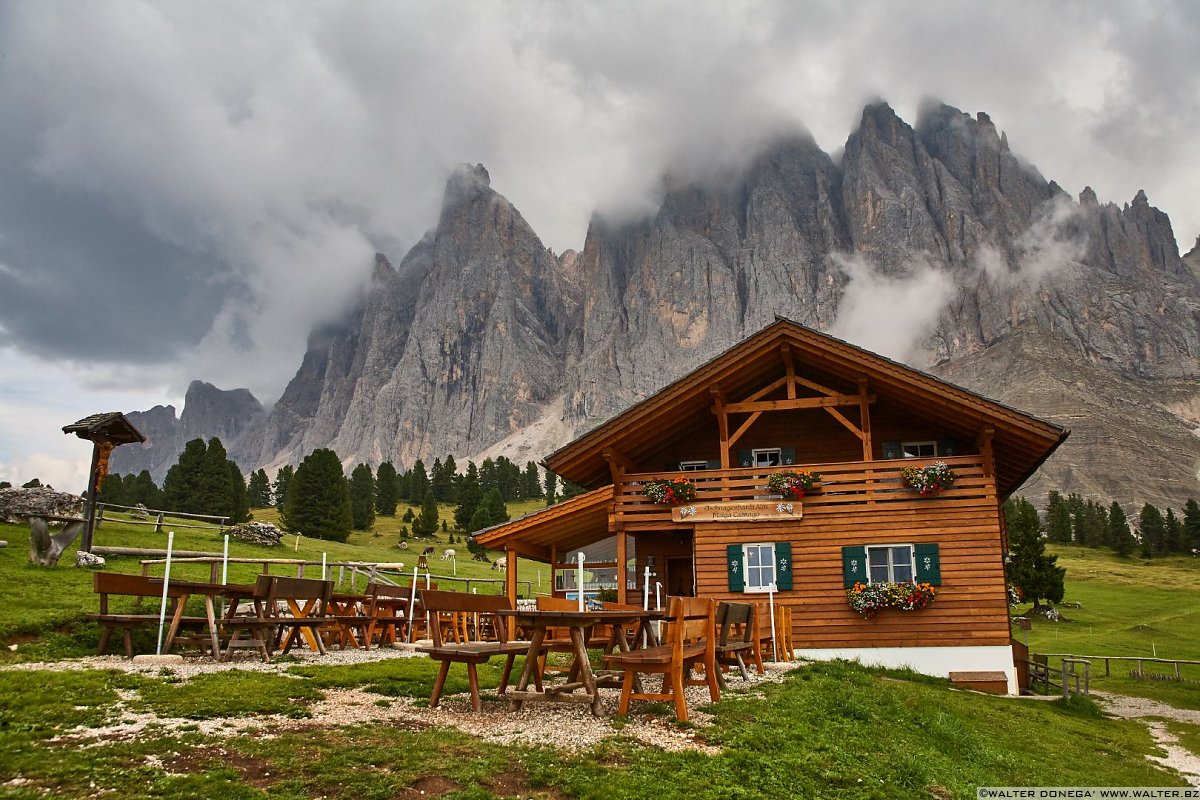 Malga Casnago e le Odle Escursione a Malga Casnago sul sentiero delle Odle