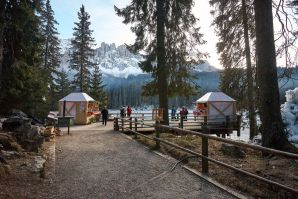 Il mercatino di Natale al lago di Carezza