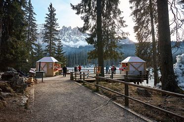 Il mercatino di Natale al lago di Carezza