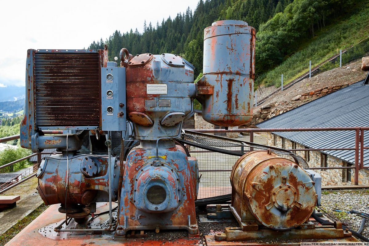 Un vecchio compressore per l'aria con cui funzionavano tutte le apparecchiature delle miniere Tour del minatore al mondo delle miniere di Ridanna Monteneve