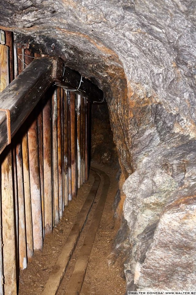 Le strettissime gallerie Tour del minatore al mondo delle miniere di Ridanna Monteneve