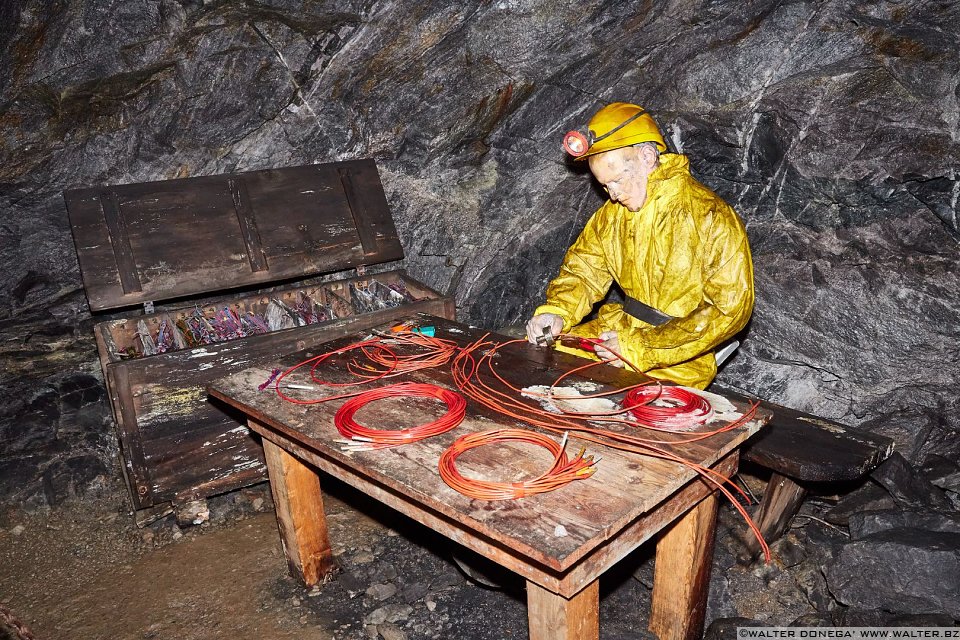 Tecniche esplosive dei tempi più moderni Tour del minatore al mondo delle miniere di Ridanna Monteneve