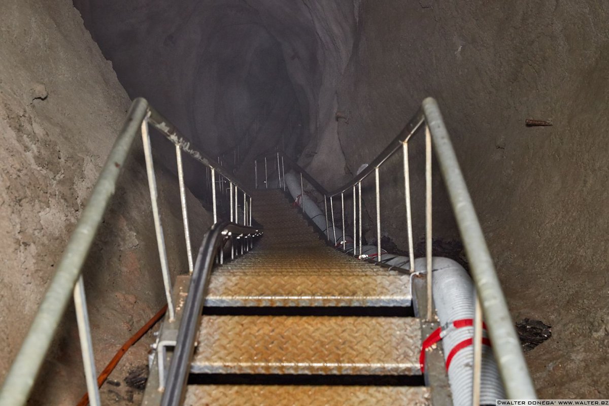 La lunga scalinata che porta alla galleria Karl Tour del minatore al mondo delle miniere di Ridanna Monteneve