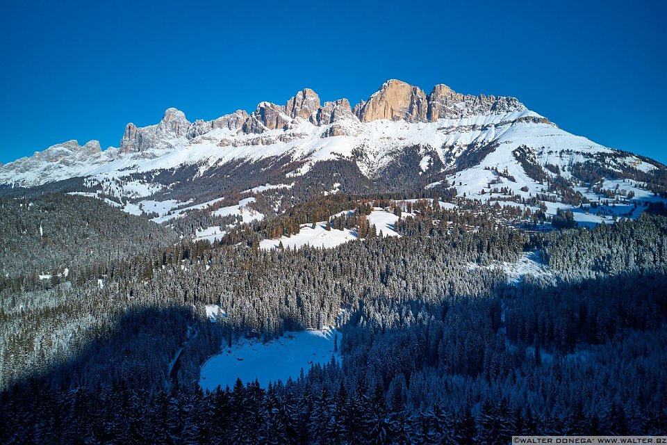 Passeggiata da Obereggen al lago di Carezza con la neve