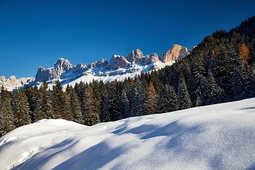 Passeggiata da Obereggen al lago di Carezza con la neve