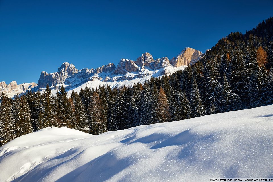 Passeggiata da Obereggen al lago di Carezza con la neve