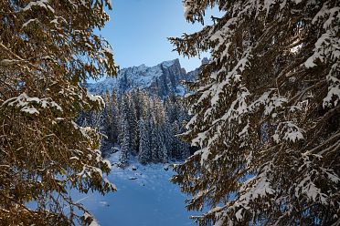 Passeggiata da Obereggen al lago di Carezza con la neve