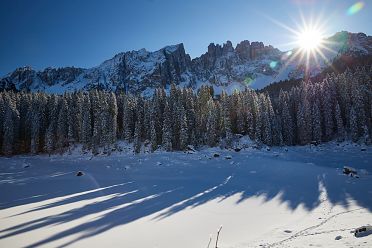 Passeggiata da Obereggen al lago di Carezza con la neve