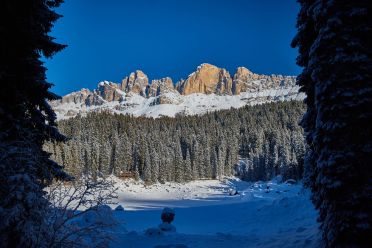 Passeggiata da Obereggen al lago di Carezza con la neve