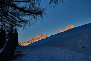 Passeggiata da Obereggen al lago di Carezza con la neve