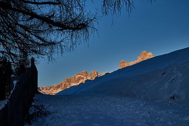 Passeggiata da Obereggen al lago di Carezza con la neve