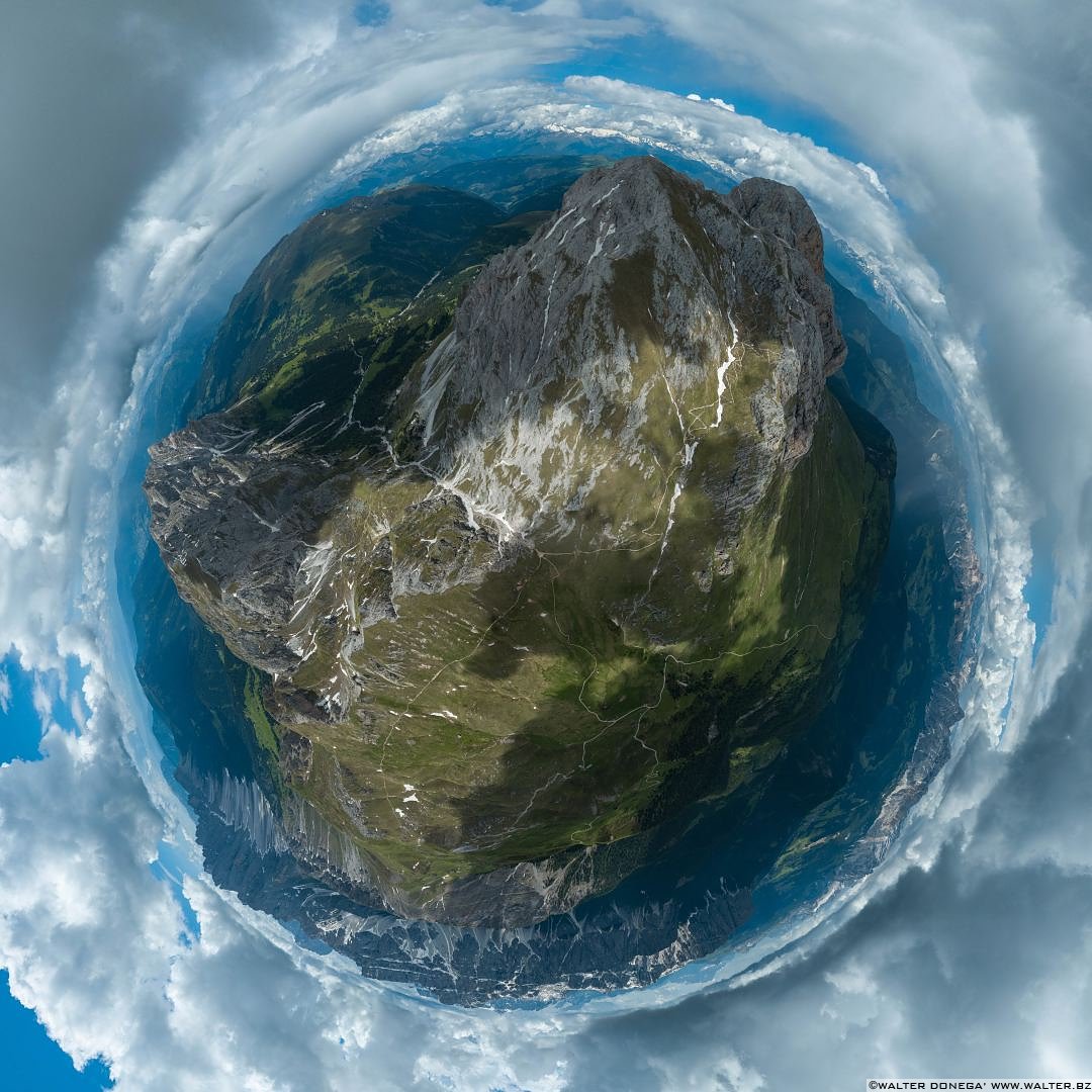 Sass de Putia visto dal lato della val Badia Escursione circolare al Sass de Putia