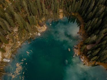 I boschi attorno al Lago di Carezza dopo la tempesta di vento dell'ottobre 2018
