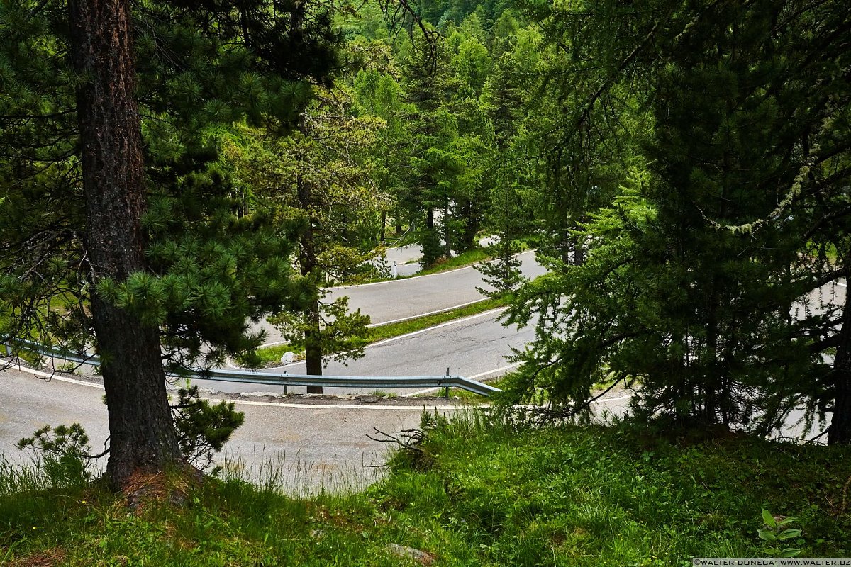 La sinuosa strada che porta in cima alla Val Martello Val Martello sino ai piedi del Cevedale