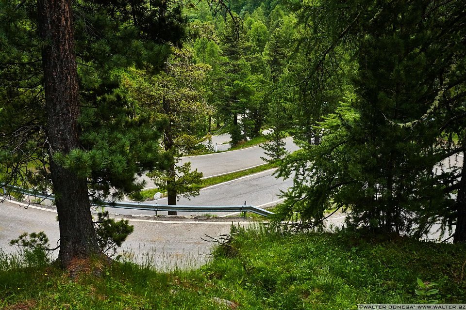 La sinuosa strada che porta in cima alla Val Martello Val Martello sino ai piedi del Cevedale