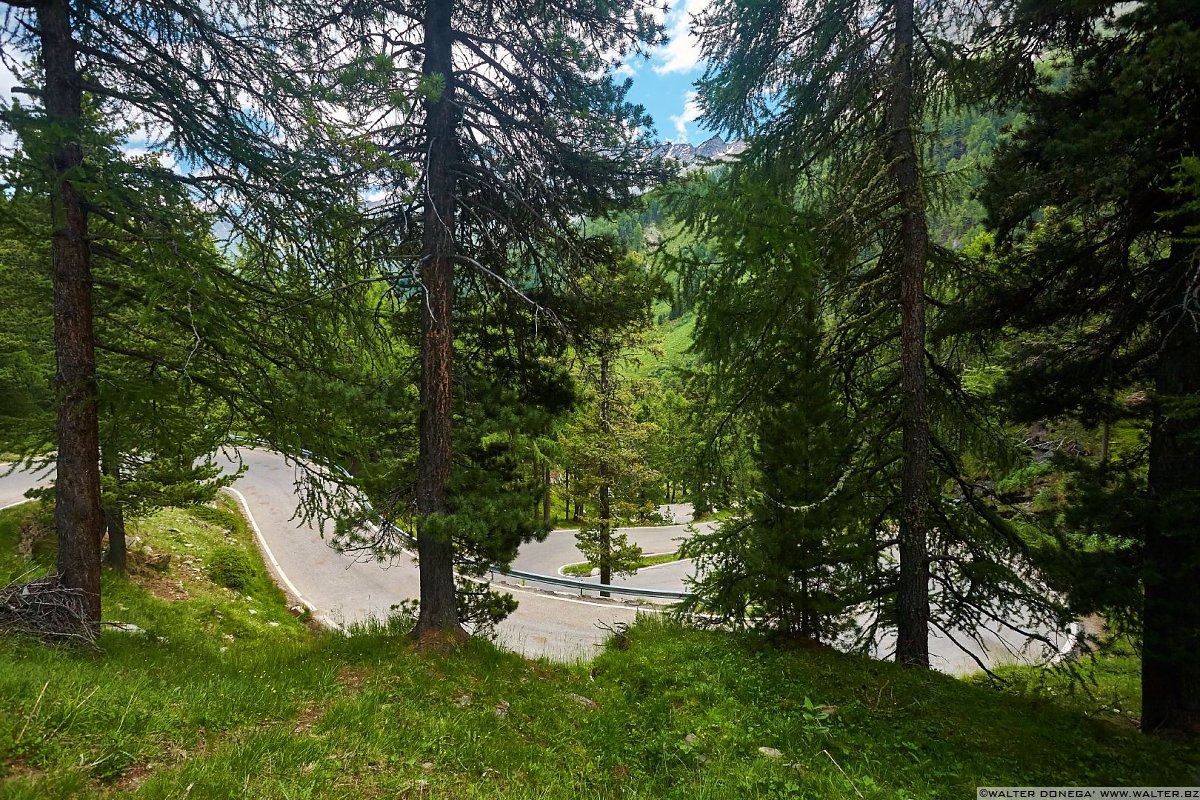 La sinuosa strada che porta in cima alla Val Martello Val Martello sino ai piedi del Cevedale