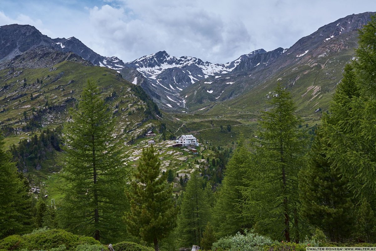 Il Rifugio Nino Corsi e sullo sfondo il Madriccio Val Martello sino ai piedi del Cevedale