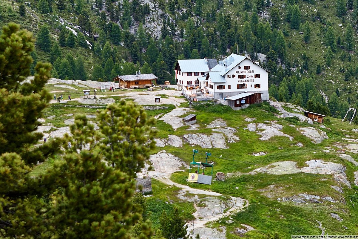 Il Rifugio Nino Corsi e la carrucola che viene dal Rifugio Martello Val Martello sino ai piedi del Cevedale