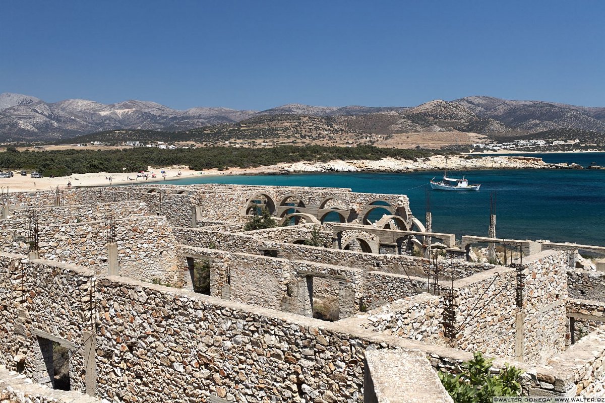 La spiaggia di Alyko con il suo resort abbandonato Paesaggi