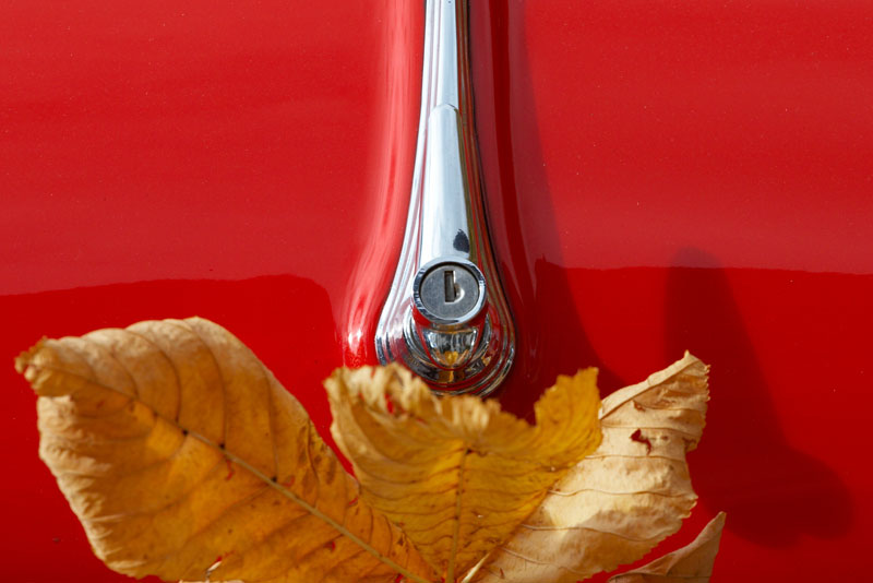 CARS :: RED PORSCHE WITH YELLOW LEAF Photoblog