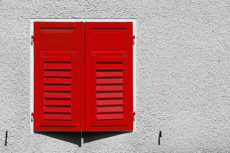 CLOSED RED ON WHITE Photoblog