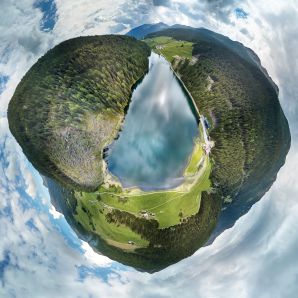 Il piccolo pianeta dal lago a goccia