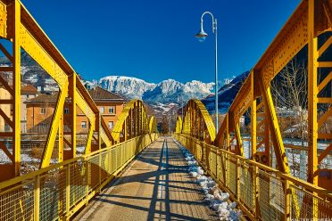 Il ponte giallo su sfondo dolomitico