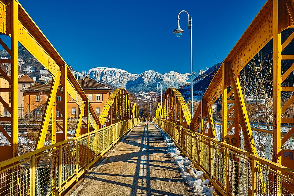 Il ponte giallo su sfondo dolomitico Photoblog
